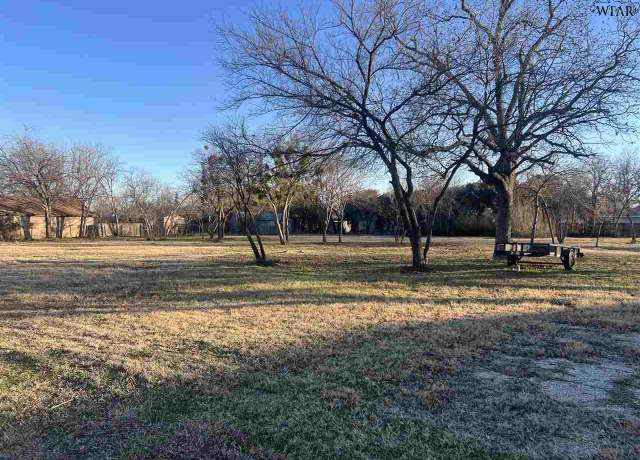 Property at 212,214,216,218 W Cherry St, Archer City, TX 76351