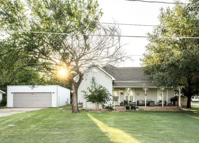 Property at 516 S Crockett St, Henrietta, TX 76365, 3 beds, 1 bath