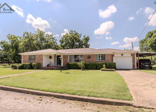 Property at 805 E Gilbert St, Henrietta, TX 76365, 3 beds, 2 baths
