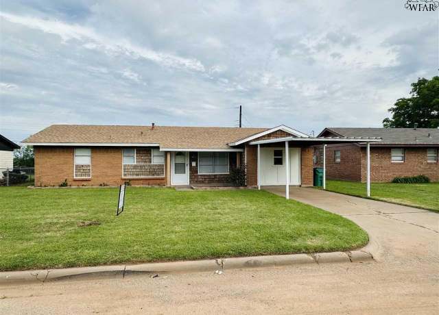 Property at 403 W Valley Dr, Iowa Park, TX 76367, 4 beds, 2 baths