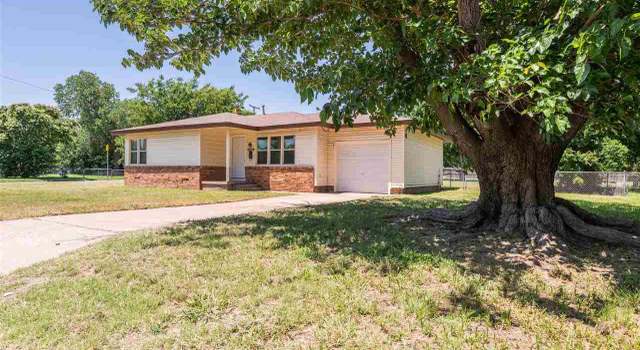 Photo of 408 Peach St, Burkburnett, TX 76354