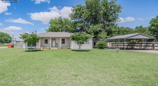 Photo of 210 N Walnut St, Petrolia, TX 76377
