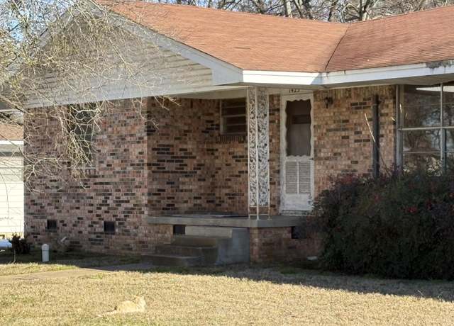 Property at 1425 S Cleveland Ave, Russellville, AR 72801, 3 beds, 2 baths