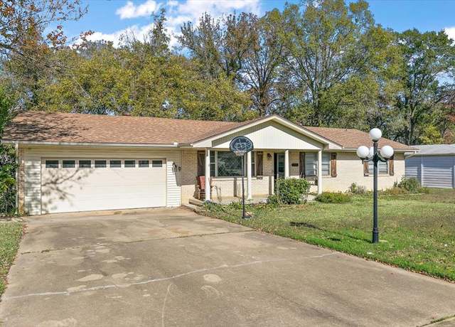 Property at 2801 Royal Dr, Kilgore, TX 75662, 3 beds, 2 baths