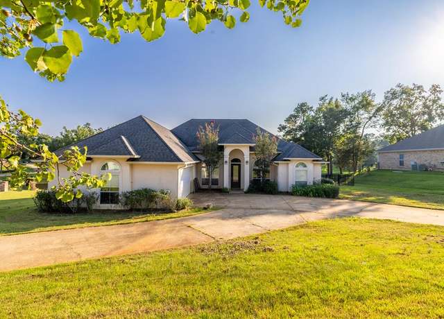 Property at 300 Spring Creek Dr, Nacogdoches, TX 75965, 3 beds, 2 baths
