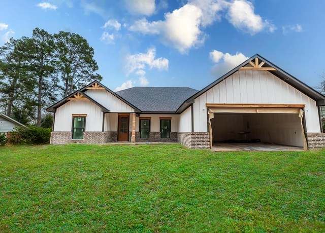 Property at 324 E Lakewood St, Nacogdoches, TX 75965, 3 beds, 2 baths