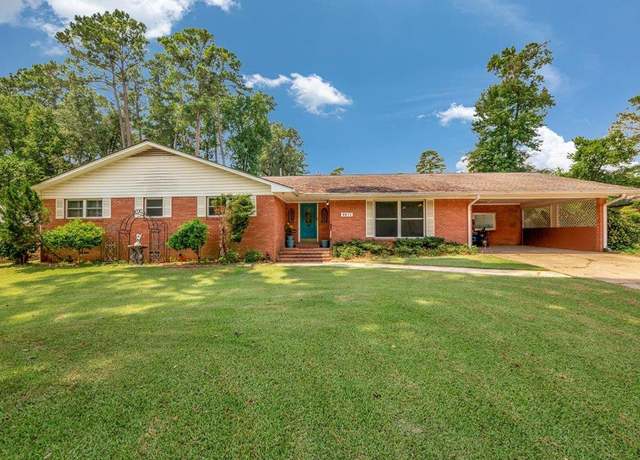 Property at 3611 Raguet St, Nacogdoches, TX 75965, 3 beds, 2.5 baths