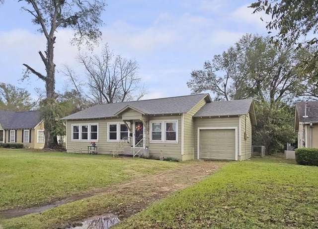 Property at 402 Woodlawn St, Henderson, TX 75652, 3 beds, 1 bath