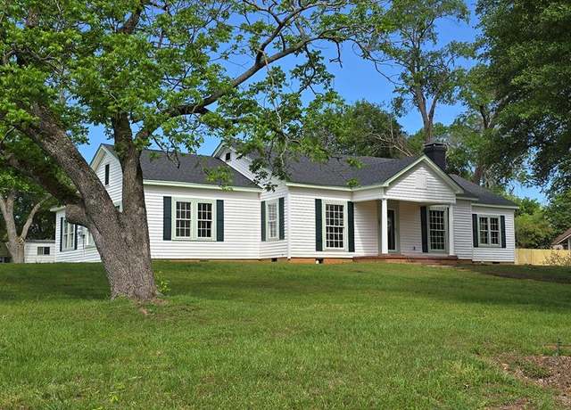 Property at 823 8th St, Cushing, TX 75760, 4 beds, 3 baths