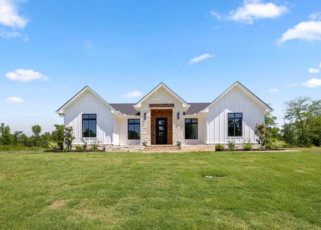 Property at 202 Oak Springs Dr, Nacogdoches, TX 75965, 4 beds, 2.5 baths
