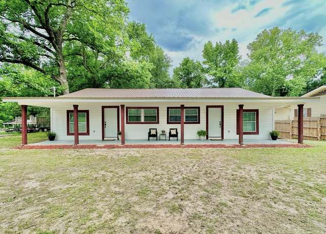 Property at 200 Pearl St, Center, TX 75935, 4 beds, 2 baths