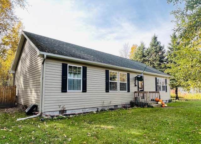 Property at 1720 E 10th Ave, Sault Ste Marie, MI 49783, 3 beds, 2 baths