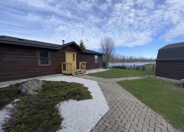 Property at 2039 Riverside Dr, Sault Ste Marie, MI 49783, 3 beds, 2.5 baths