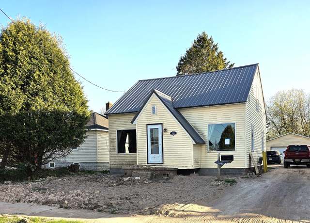 Property at 1098 Maple St, Sault Ste Marie, MI 49783, 3 beds, 1 bath