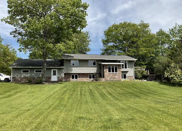 Property at 2315 W 14th St, Sault Ste Marie, MI 49783, 4 beds, 2.5 baths