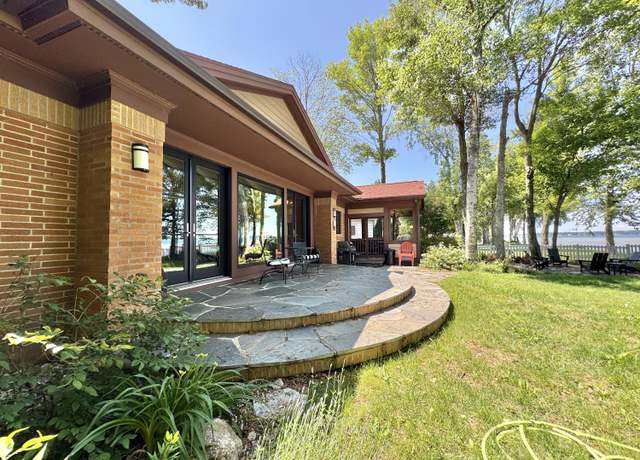Property at 3304 Lakeshore Dr, Sault Sainte Marie, MI 49783, 3 beds, 2.5 baths