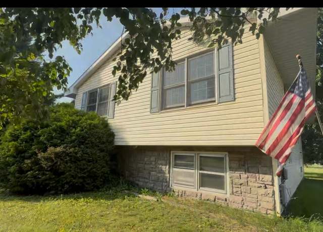 Property at 1119 E Spruce St, Sault Ste Marie, MI 49783, 4 beds, 2 baths