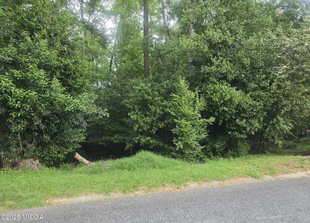 Property at 1074 N Pine Knoll Dr, Macon, GA 31204