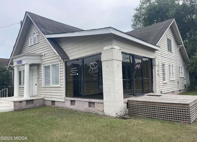 Property at 3440 Vineville Ave, Macon, GA 31204, 3 beds, 0.5 baths