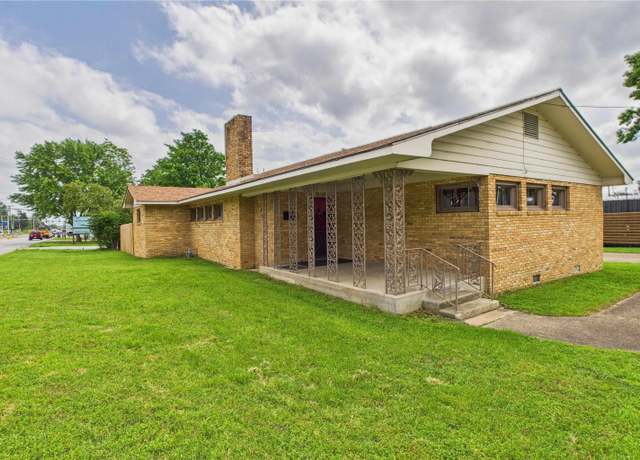 Property at 704 S College St, Mountain Home, AR 72653, 3 beds, 2 baths