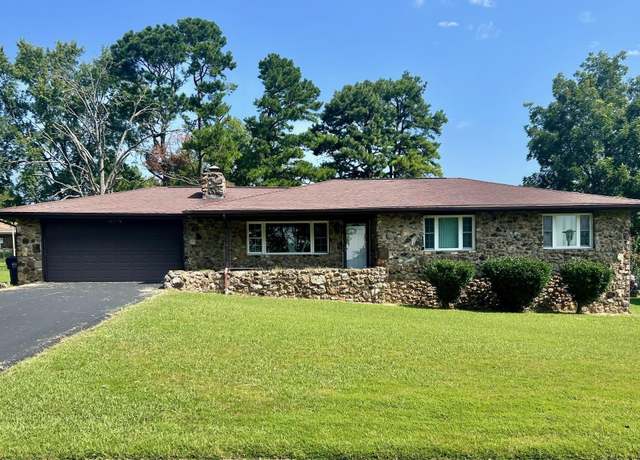 Property at 1009 Locust St, Mountain Home, AR 72653, 3 beds, 2 baths