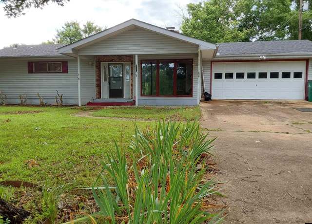 Property at 401 S 6th St, Flippin, AR 72634, 3 beds, 2 baths
