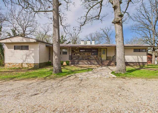Property at 714 N Broadway Ave, Yellville, AR 72687, 4 beds, 2 baths