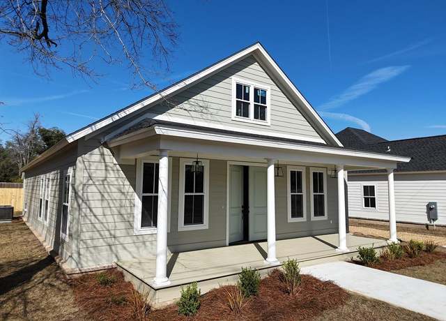 Property at 204 Lester St, Thomasville, GA 31792, 3 beds, 2.5 baths