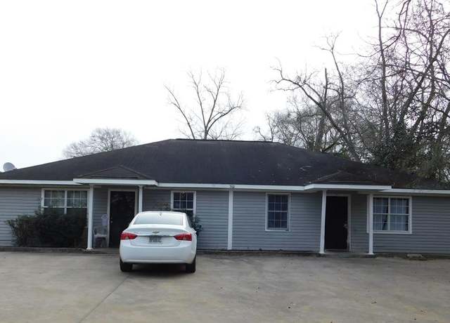 Property at 300 Grady St, Pelham, GA 31779, 6 beds, 3 baths