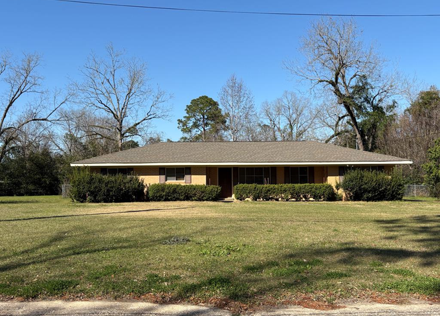 Property at 570 E Pine St, Colquitt, GA 39837, 3 beds, 2 baths