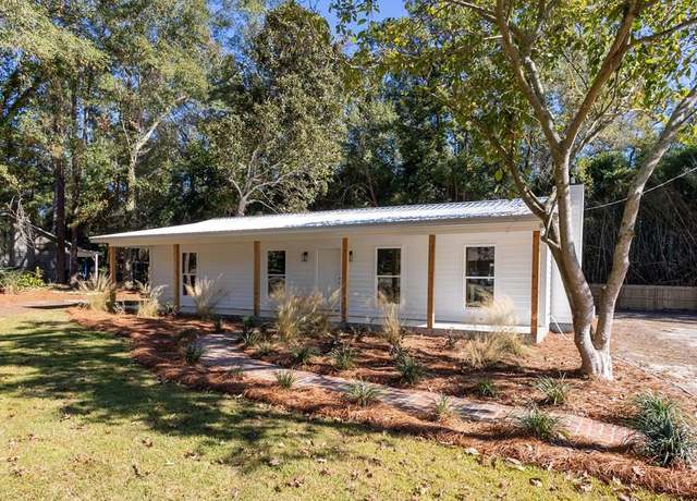 Property at 180 E Live Oak Cir, Thomasville, GA 31792, 3 beds, 2 baths