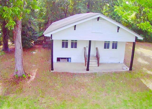 Property at 400 Wolfe St, Thomasville, GA 31792, 3 beds, 2 baths