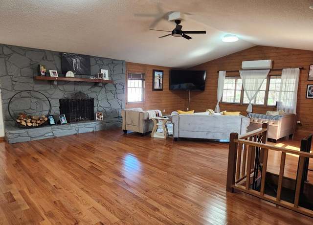 Property at 55 Horizon Dr, Franklin, NC 28734, 2 beds, 2 baths