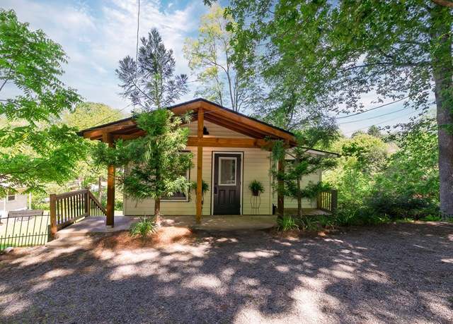 Property at 138/140 Sloan St, Franklin, NC 28734, 2 beds, 2 baths