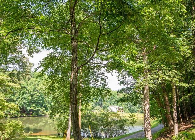 Property at 587 Lakeside Cir, Franklin, NC 28734, 2 beds, 2.5 baths