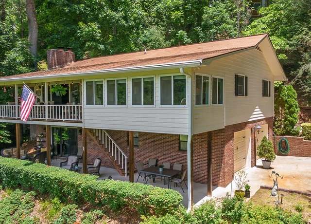 Property at 614 Country Club Dr, Franklin, NC 28734, 2 beds, 3 baths