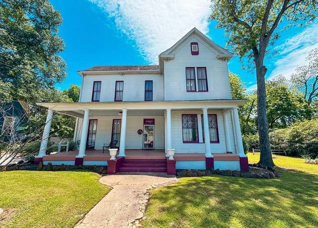 Property at 212 W Reagan St, Palestine, TX 75801, 5 beds, 2.5 baths