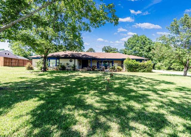 Property at 1017 Hilltop Dr, Palestine, TX 75801, 3 beds, 4 baths