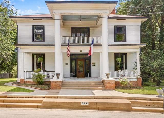 Property at 922 N Link St, Palestine, TX 75801, 5 beds, 2 baths
