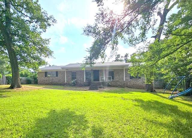 Property at 105 Glenwood Dr, Palestine, TX 75801, 3 beds, 2 baths