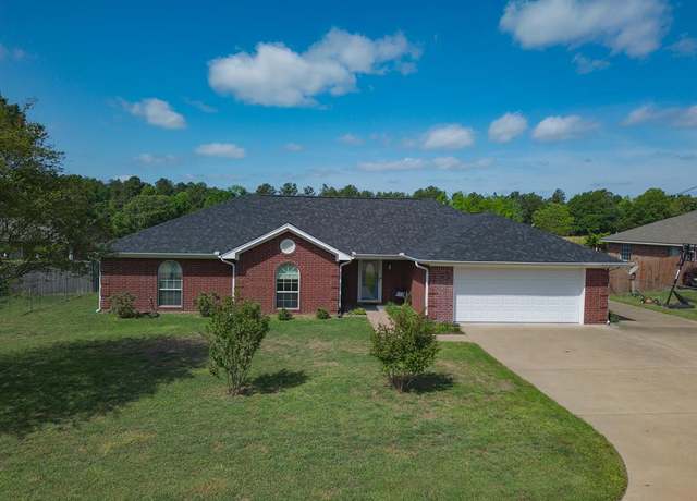 Property at 425 Chancellor Dr, Palestine, TX 75801, 3 beds, 2.5 baths