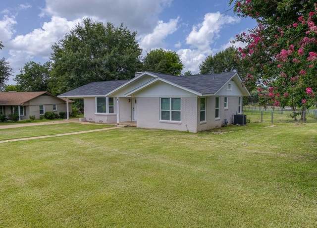 Property at 6 Sandy Ln, Palestine, TX 75801, 3 beds, 2 baths