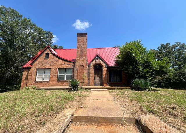 Property at 407 Gay Ave, Palestine, TX 75801, 3 beds, 2 baths