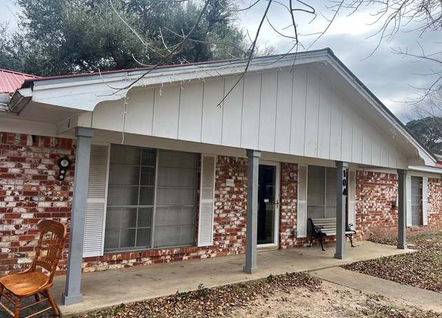 Property at 104 Wynnwood Dr, Palestine, TX 75801, 3 beds, 2 baths