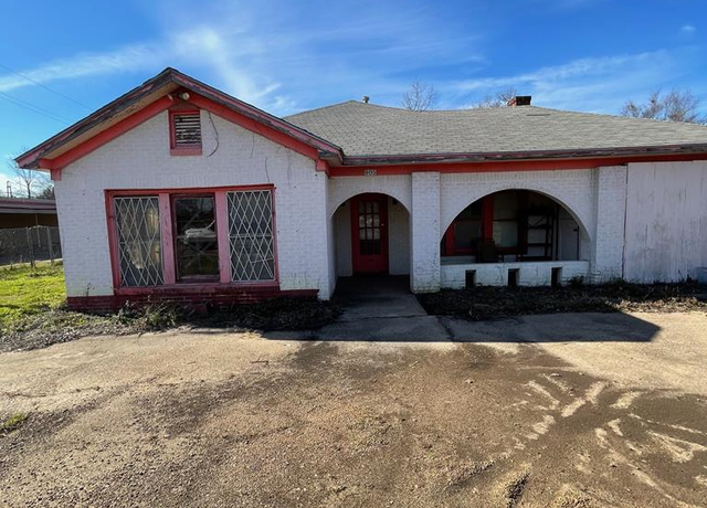 Property at 805 S 4th St, Crockett, TX 75835, 2 beds, 2 baths