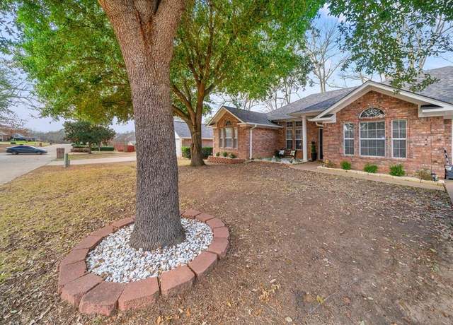 Property at 213 Shadow Wood Dr, Palestine, TX 75801, 4 beds, 2 baths