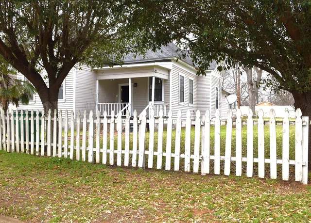 Property at 817 Louisiana St, Palestine, TX 75801, 2 beds, 2 baths