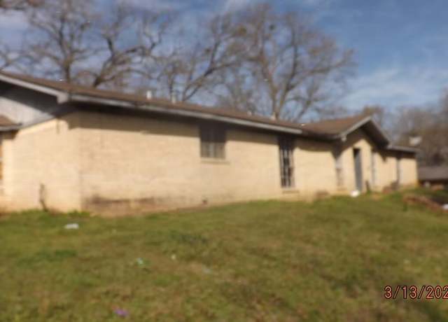 Property at 2001 Court Dr, Palestine, TX 75803, 3 beds, 2 baths