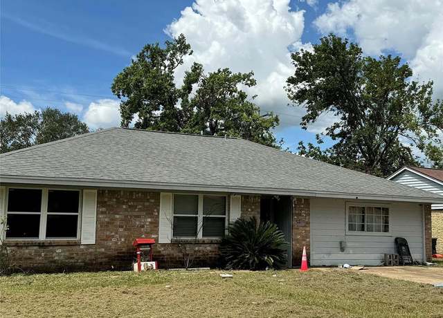Property at 111 Finch Ln, Angleton, TX 77515, 3 beds, 2 baths