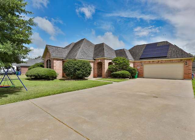 Property at 820 Manor Dr, Angleton, TX 77515, 3 beds, 2 baths